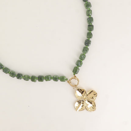 Collier - sur câble avec perles en pierres naturelles et pendentif fleur trèfle
