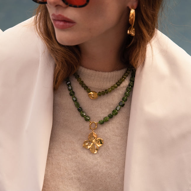 Collier Véréna - sur câble avec perles en pierres naturelles et pendentif fleur trèfle