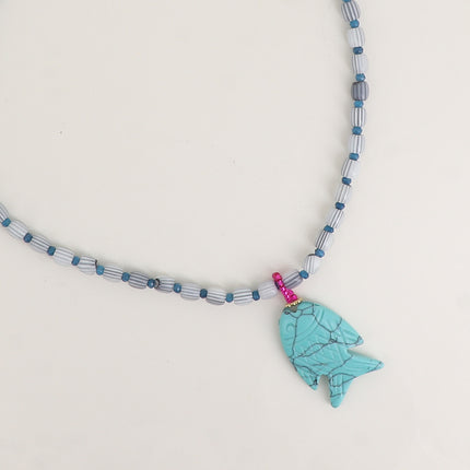 Collier sur câble - perles en résine et pierres naturelles, et pendentif poisson