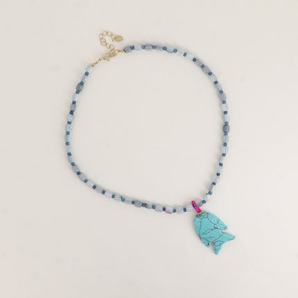Collier sur câble - perles en résine et pierres naturelles, et pendentif poisson