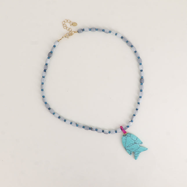 Collier sur câble - perles en résine et pierres naturelles, et pendentif poisson