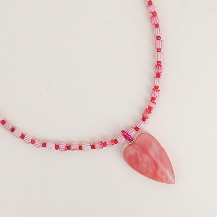 Collier sur câble - perles en résine et pierres naturelles, et pendentif coeur