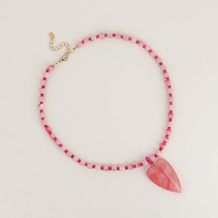 Collier sur câble - perles en résine et pierres naturelles, et pendentif coeur