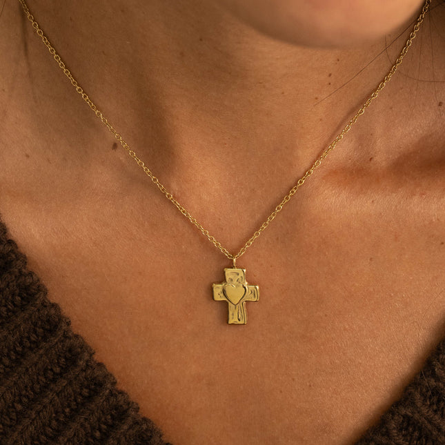Collier - croix religieuse et coeur