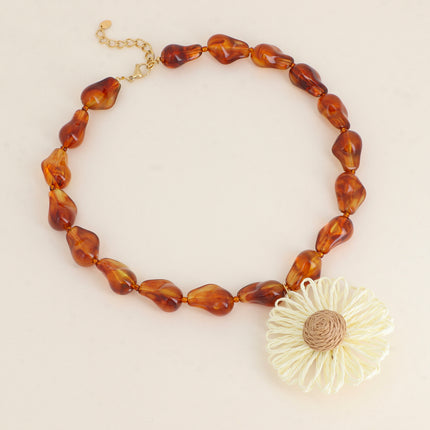 Collier - perles en résine et fleur en papier raphia