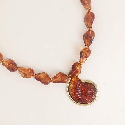 Collier - sur câble avec perles en résine et gros pendentif coquillage en résine