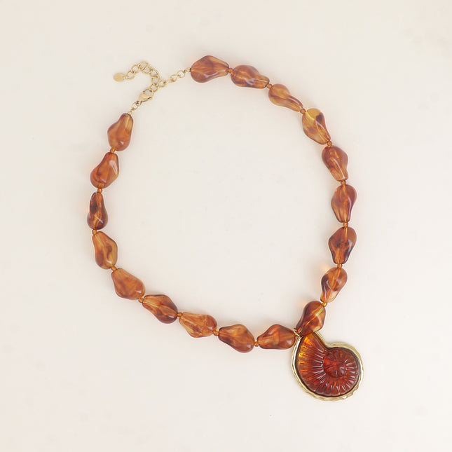 Collier - sur câble avec perles en résine et gros pendentif coquillage en résine