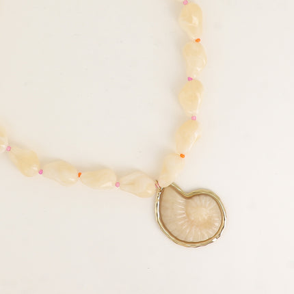 Collier - sur câble avec perles en résine et gros pendentif coquillage en résine