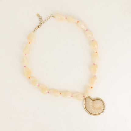 Collier - sur câble avec perles en résine et gros pendentif coquillage en résine