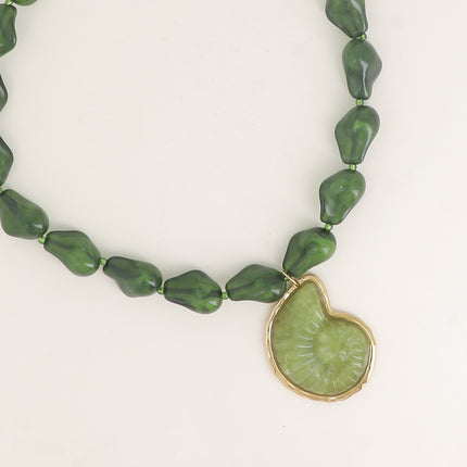 Collier - sur câble avec perles en résine et gros pendentif coquillage en résine