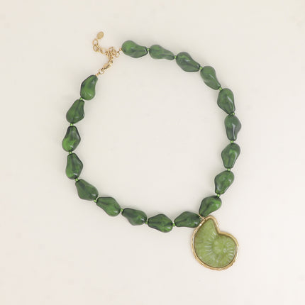 Collier - sur câble avec perles en résine et gros pendentif coquillage en résine