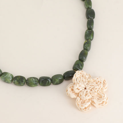 Collier - perles en résine et fleur en papier raphia