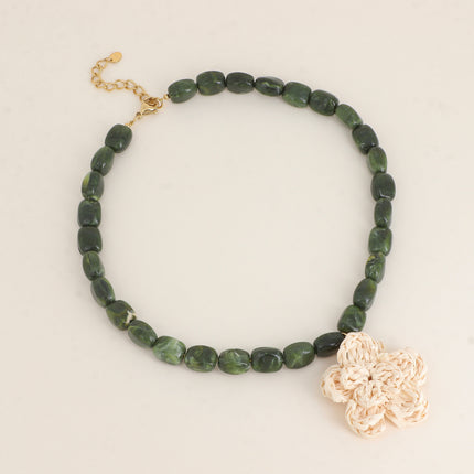 Collier - perles en résine et fleur en papier raphia