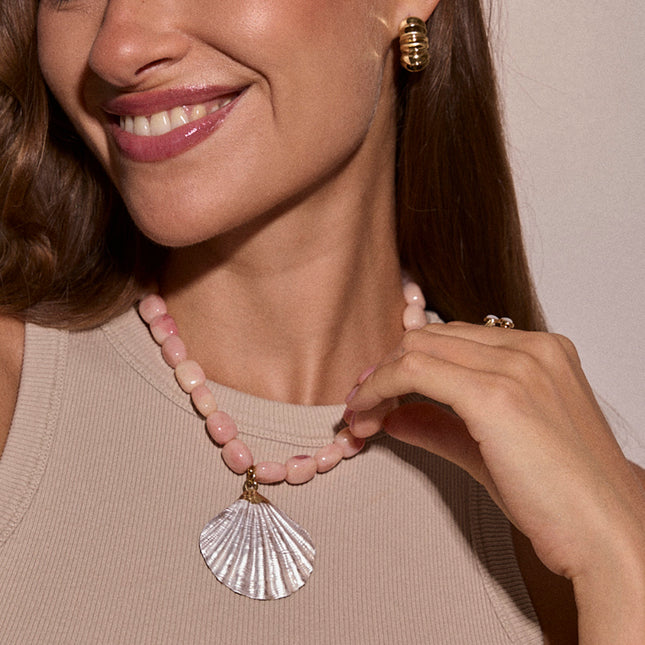 Collier sur câble - perles en résine, pendentif coquillage en émail