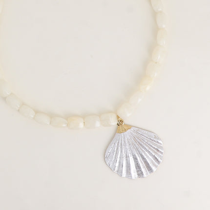 Collier sur câble - perles en résine, pendentif coquillage en émail