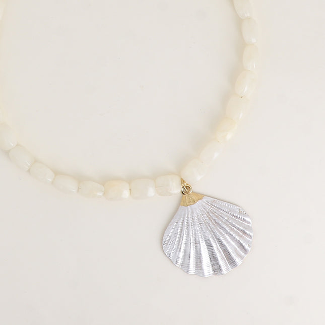 Collier sur câble - perles en résine, pendentif coquillage en émail
