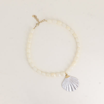 Collier sur câble - perles en résine, pendentif coquillage en émail