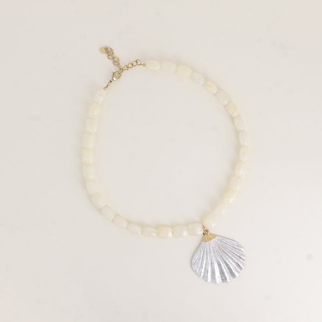 Collier sur câble - perles en résine, pendentif coquillage en émail
