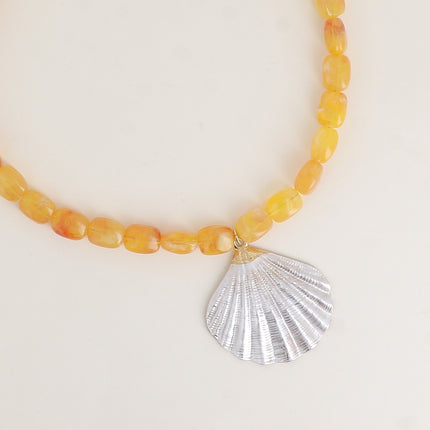 Collier sur câble - perles en résine, pendentif coquillage en émail