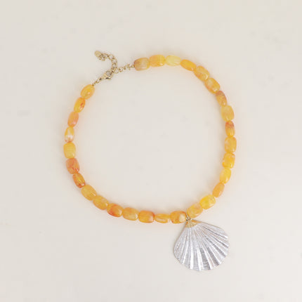 Collier sur câble - perles en résine, pendentif coquillage en émail