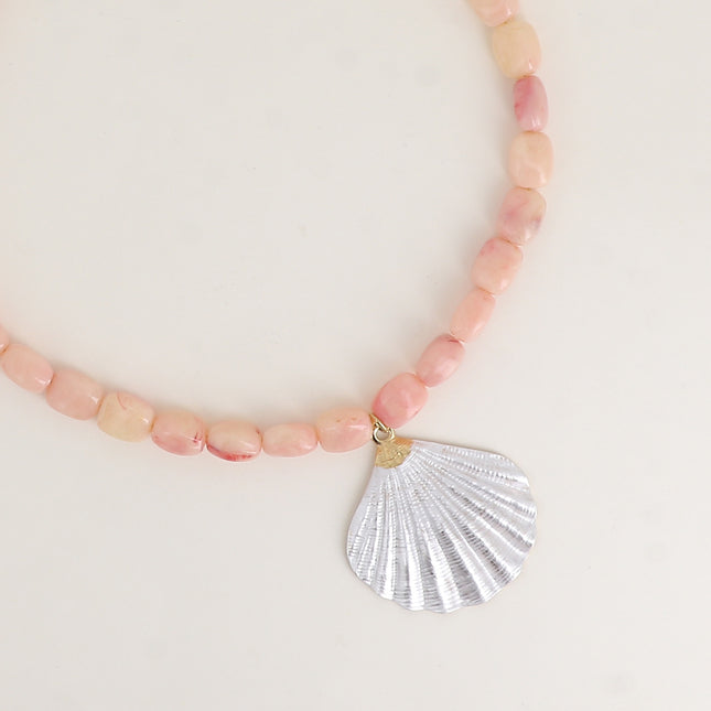 Collier sur câble - perles en résine, pendentif coquillage en émail