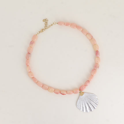 Collier sur câble - perles en résine, pendentif coquillage en émail