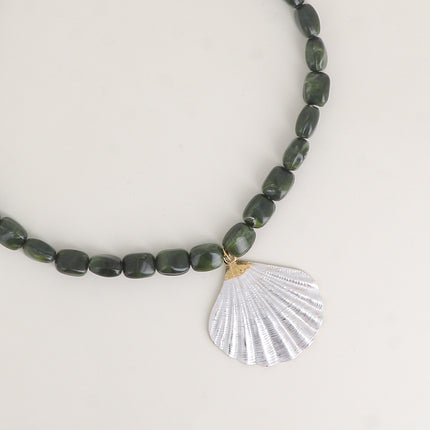 Collier sur câble - perles en résine, pendentif coquillage en émail