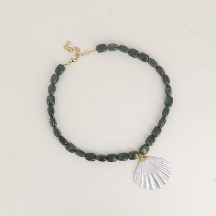 Collier sur câble - perles en résine, pendentif coquillage en émail