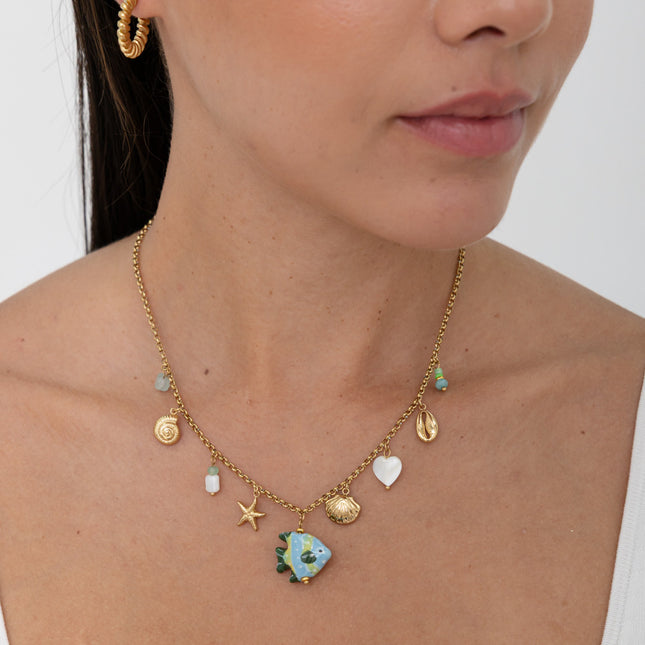 Collier - poisson en céramique émaillée, coquillages, étoile de mer, coeur nacré, pierres naturelles
