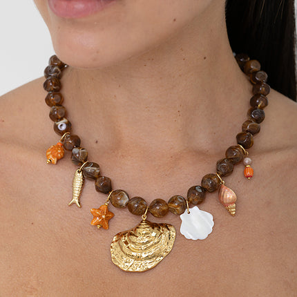 Collier sur câble - perles de résine et breloques marins