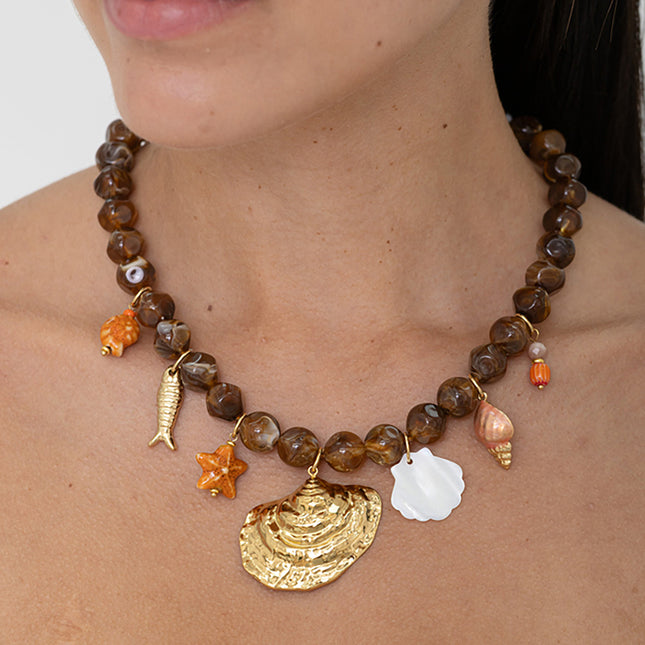 Collier sur câble - perles de résine et breloques marins