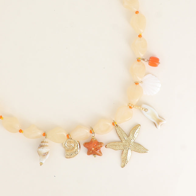 Collier sur câble - perles en résine, coquillages, étoiles de mer, céramique