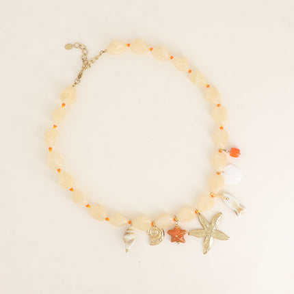 Collier sur câble - perles en résine, coquillages, étoiles de mer, céramique