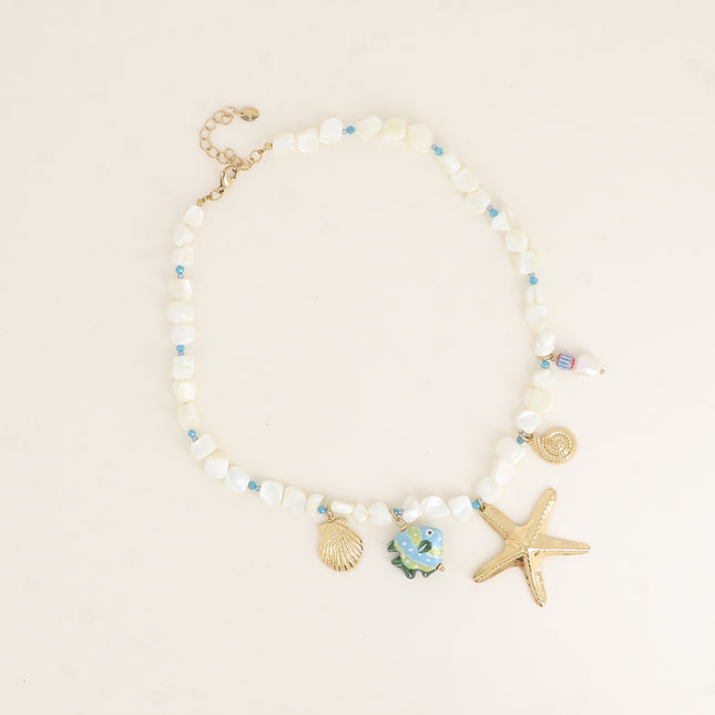 Collier sur câble - perles nacrées et breloques marins
