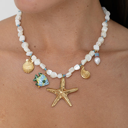 Collier sur câble - perles nacrées et breloques marins