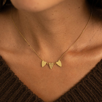 Collier - fine chaîne gourmette et de 3 coeurs texturés