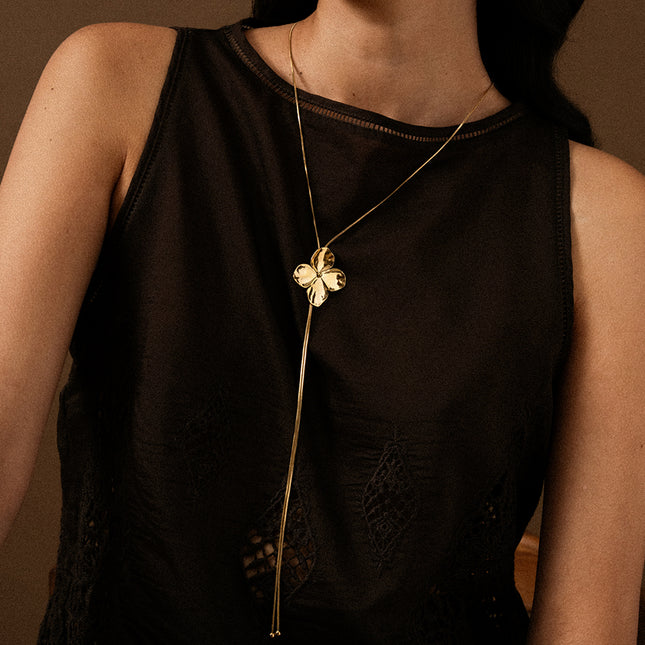 Collier Y Aelya - pendentif floral à 4 pétales