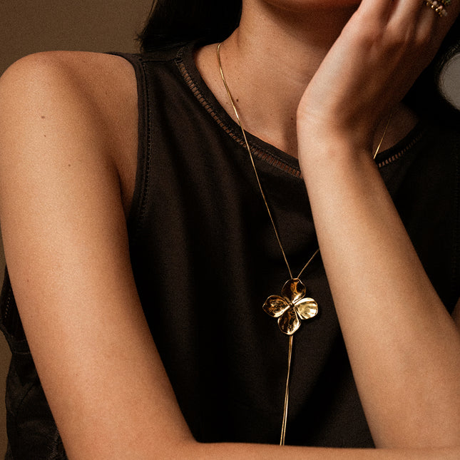 Collier Y Aelya - pendentif floral à 4 pétales