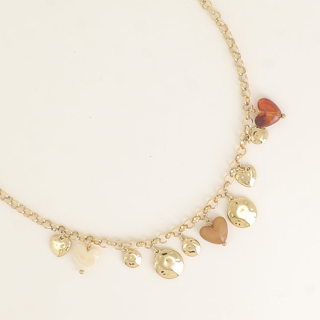 Collier - pastilles rondes martelées, coeurs et résine
