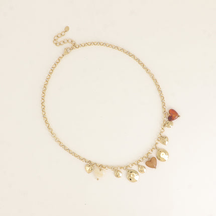 Collier - pastilles rondes martelées, coeurs et résine