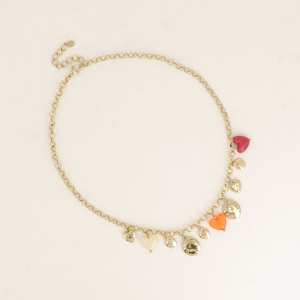 Collier - pastilles rondes martelées, coeurs et résine