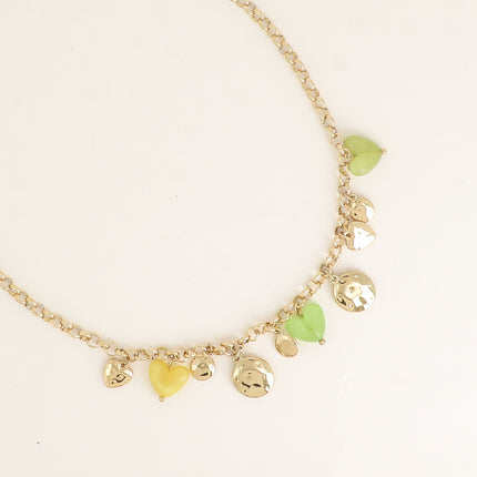 Collier - pastilles rondes martelées, coeurs et résine