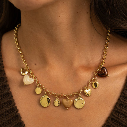 Collier - pastilles rondes martelées, coeurs et résine