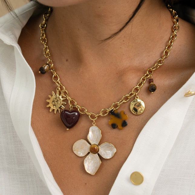 Collier - pierres naturelles, soleil, coeur et trèfle en résine, fleur en émail