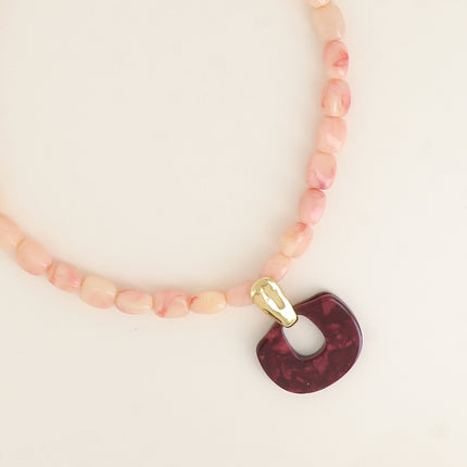 Collier - câble, perles rectangulaires en résine, barre et pendentif rectangle ajouré