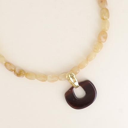 Collier - câble, perles rectangulaires en résine, barre et pendentif rectangle ajouré