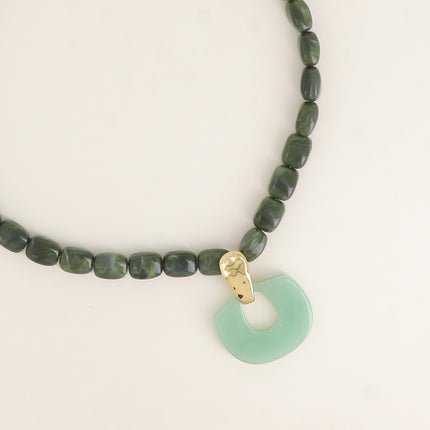 Collier - câble, perles rectangulaires en résine, barre et pendentif rectangle ajouré