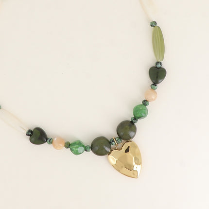 Collier - sur câble, perles en résine et en pierre naturelle, coeur martelé