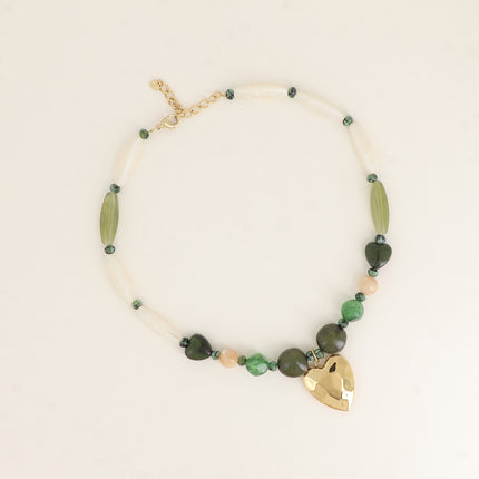 Collier - sur câble, perles en résine et en pierre naturelle, coeur martelé