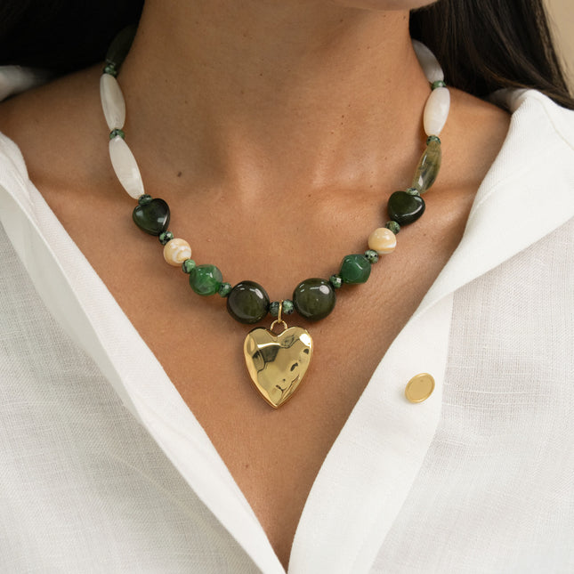 Collier - sur câble, perles en résine et en pierre naturelle, coeur martelé